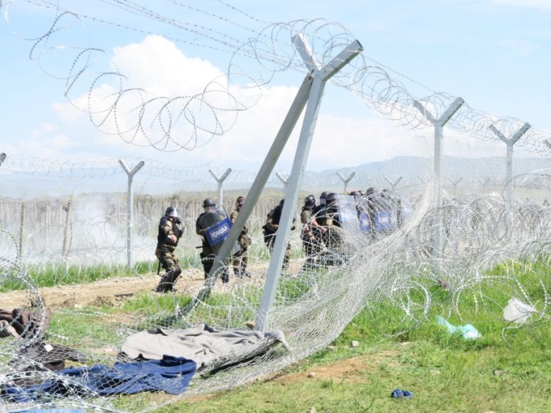 D’afrontaments a Eidomeni (Grècia) entre refugiats e policièrs antisusmautas de Macedònia