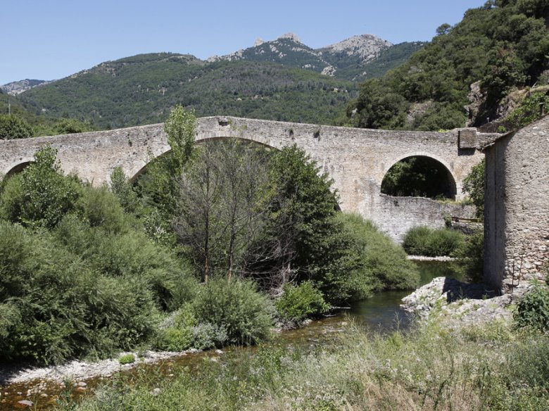 Olargas, lo Pont del Diable e la Femna colcada