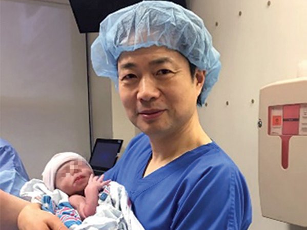 Lo recercaire John Zhang ten lo petit Abrahim Hassan, lo primièr enfant nascut amb la tecnica de procreacion medicalament assistida qu’utiliza l’ADN de tres personas diferentas
