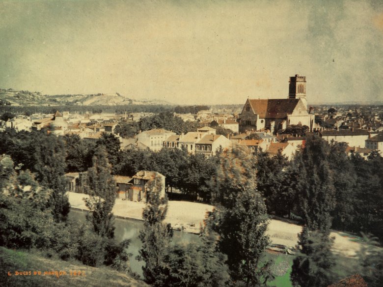 La primièra fòto en color del Mond se faguèt a Agen en 1877 de la man de Loís Deucòs de Hauron