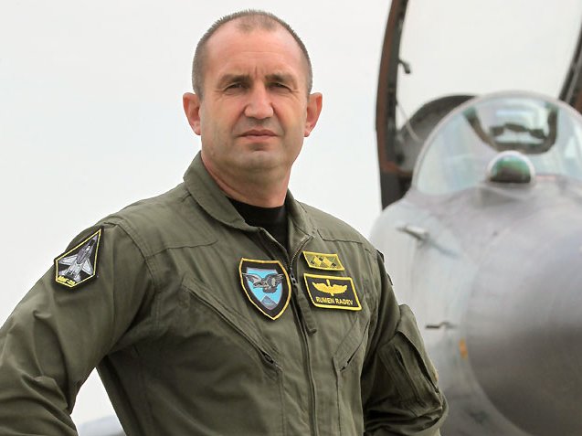 En Bulgaria, lo ganhant es Rumen Georgiev Radev, es un òme que defend un aprochament a la Russia de Vladimir Putin, e que foguèt fins al mes d’agost passat un comandant de la fòrça aeriana