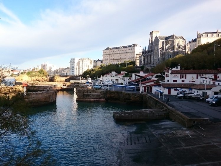 Lo pòrt de Biarritz