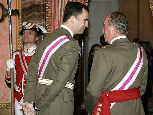 Lo rei d'Espanha, Joan-Carles I de Borbon (drecha) e lo sieu filh e successor, Felip de Borbon (esquèrra)