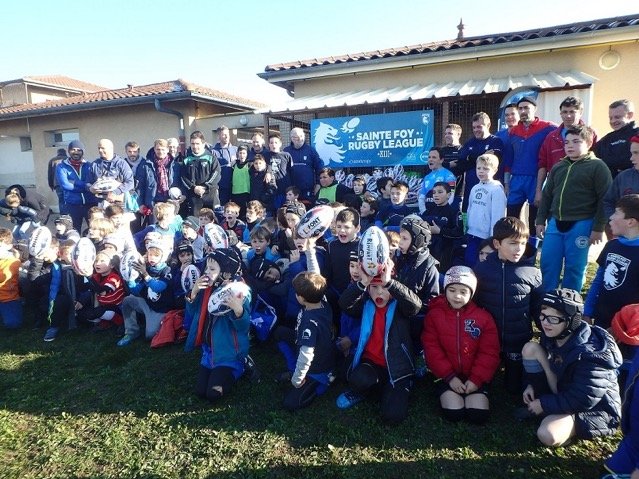 La Federacion fa present d’un balon als mainatges de las escòlas de rugbi de XIII