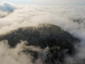 La vila se tròba sus un puèg d’ont se se vei la granda plana de Tessàlia