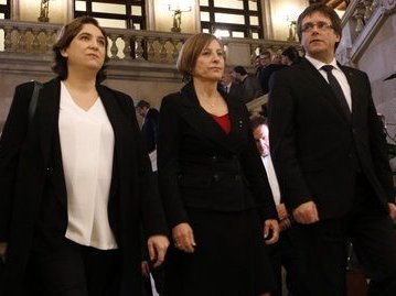 D'esquèrra a drecha: la consolessa de Barcelona, Ada Colau; la presidenta del Parlament, Carme Forcadell e lo president de la Generalitat, Carles Puigdemont