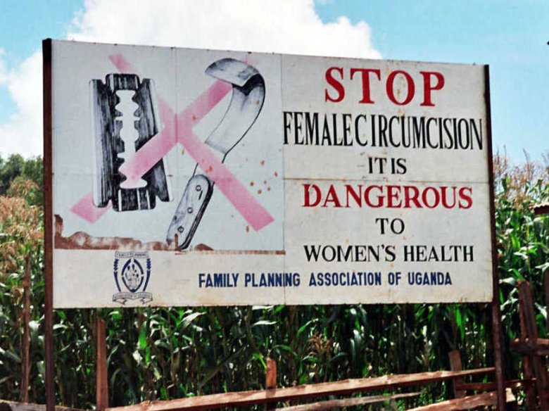 Campanha contra las mutilacions genitalas femenintas en Oganda en 2004