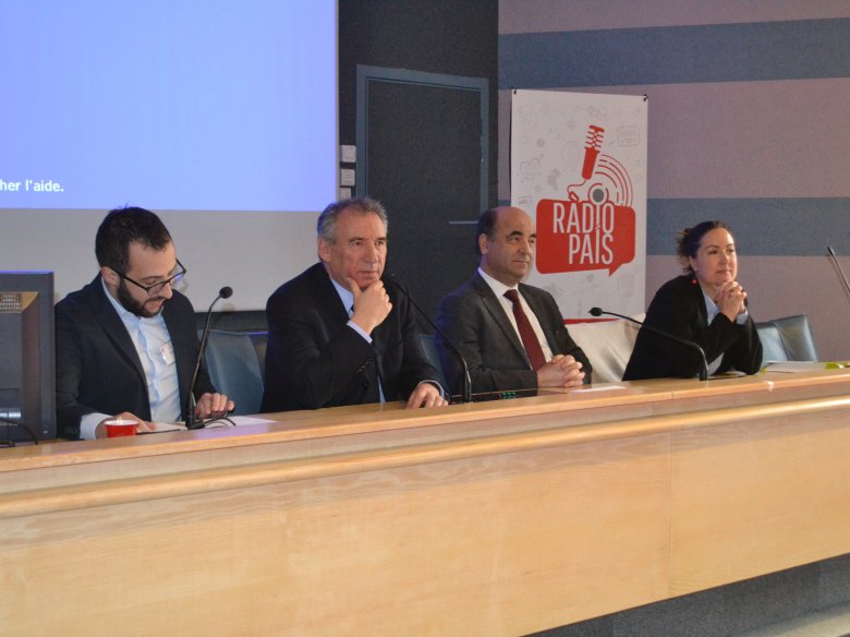 Yannick Pouey, François bayrou, Mohamed Amara e Charline Claveau-Abbadie dins l'inauguracion de las Assisas de la Lenga Occitana