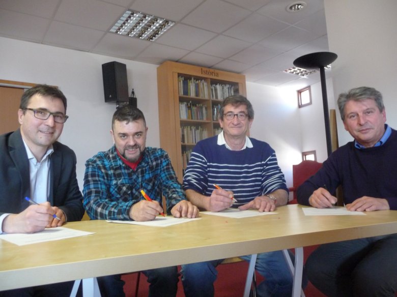 Uc Jourde, Ferriòl Macip, Bruno Cecillon e David Grosclaude son a signar la convencion de partenariat que formaliza l’organizacion del forum ciutadan. Benaset Ros èra excusat
