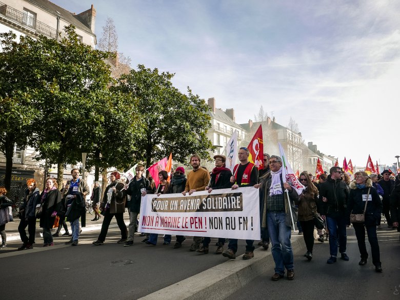 Entre 2000 e 3000 manifestants segon la polícia e los sindicats respectivament, desfilèron dissabte per protestar contra la venguda de Le Pen, que faguèt un meeting ièr dimenge
