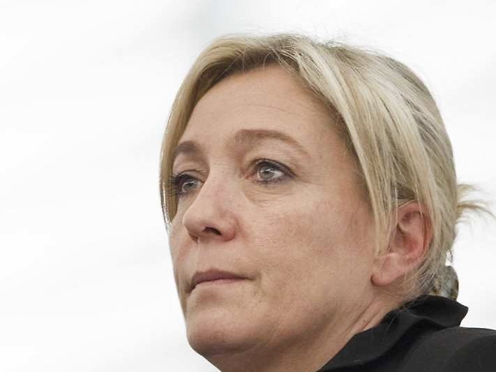 Marine Le Pen  es estada convocada pels jutges d’instruccion, en vista d’una possibla mesa en examen, dins l’enquèsta sus la sospecha d’emplecs fictius dels assistants del partit ultrafrancista al Parlament Europèu