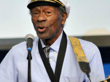 Lo legendari guitarrista estatsunidenc Chuck Berry, un dels pionièrs del ròck, moriguèt dissabte a l’edat de 90 ans