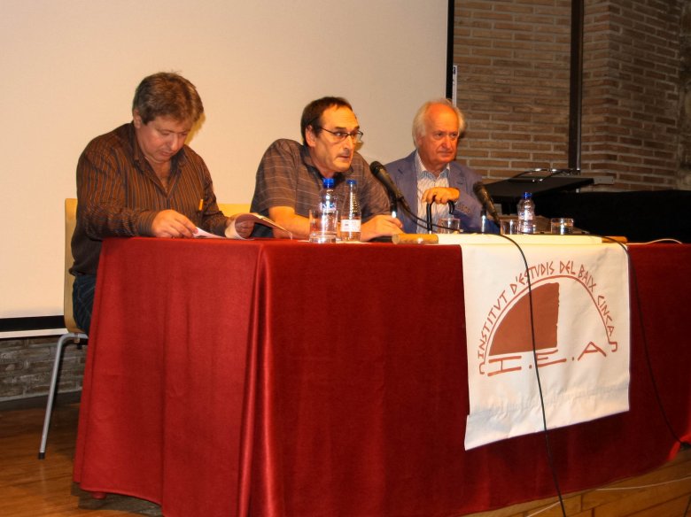 Chusé Inazio Nabarro, Màrio Sasot e Josep Maria Baró a la presentacion del Manifèst de la Coordinatritz Aragon Trilingüe en favor de la reconeissença e la dignificacion de las lengas minorizadas d’Aragon