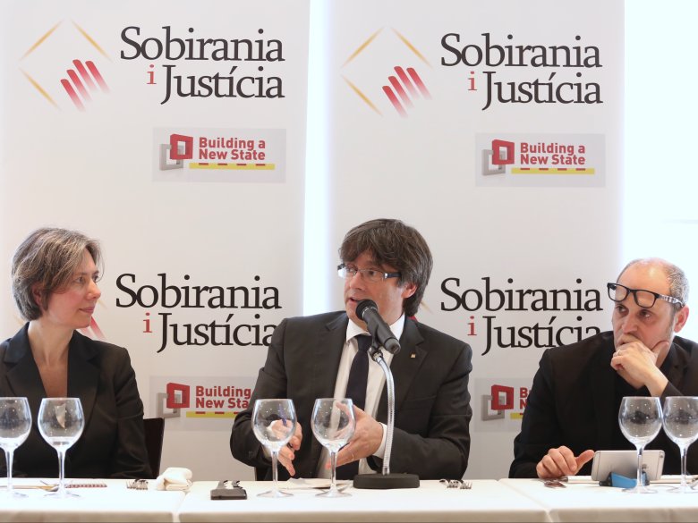 Puigdemont explicava dijòus passat l’ofèrta de dialòg que portarián a Madrid lo 22 de mai que ven, e cossí se convocariá lo referendum en cas que l’estat refusèsse de parlar