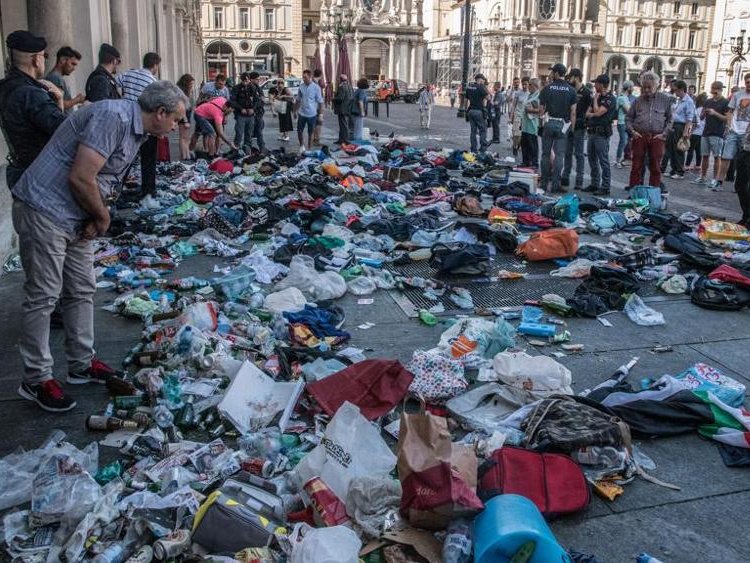 Estat de la Plaça de Sant Carles l’endeman