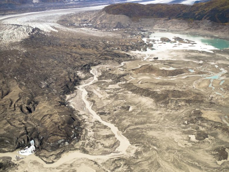 Lo retirament del glaç del glacièr a provocat la fugida de las aigas del flume Slims cap al flume Kaskawulsh. Aquò es estat considerat coma lo primièr cas de piratariá de flumes de l’epòca modèrna