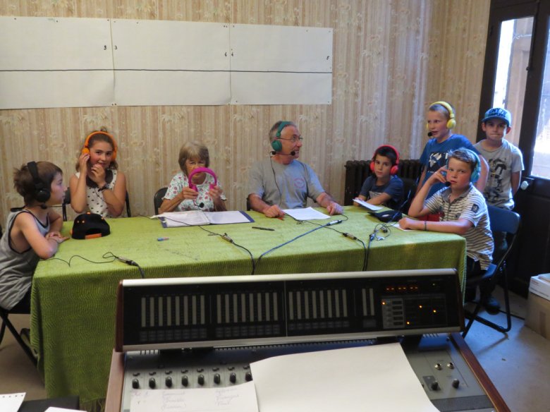 Enregistrament amb pairins e mairinas dins l’estudio de l’UDAC