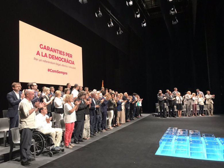 De ser, un acte simbolic se tenguèt al Teatre Nacional de Catalonha