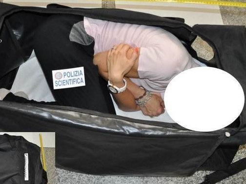 Reconstitucion facha per la polícia sul biais que los raubaires metèron la victima dins la valisa 