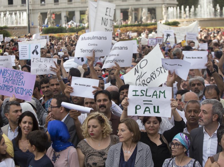 A Barcelona, lo collectiu musulman acampèt sus la plaça de Catalonha per condemnar lo terrorisme