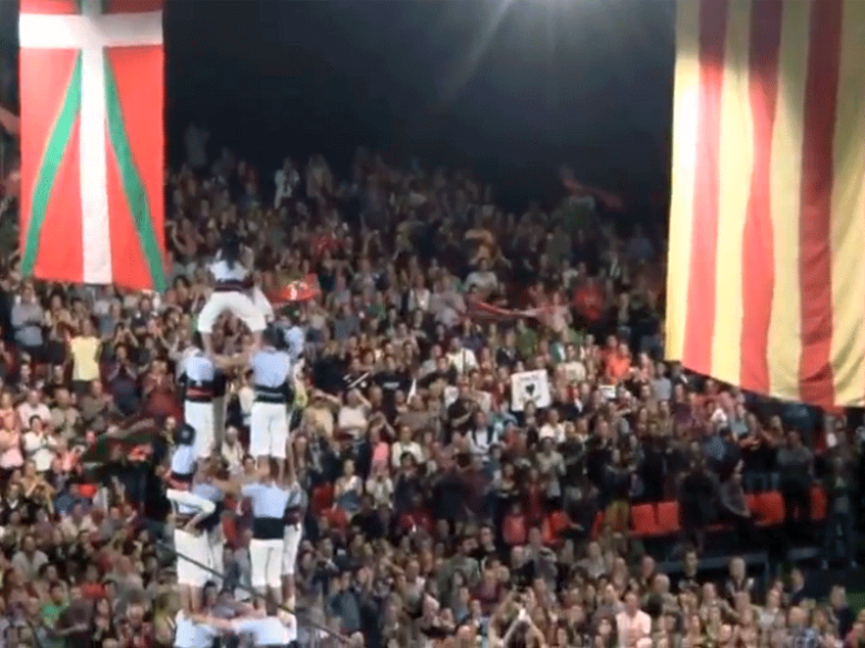 De “castellers” catalans dins l’acte central de la campanha electoral d’EH Bildu, dissabte passat