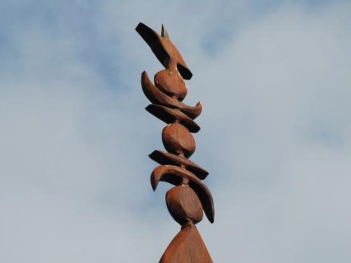 Una “flèche faîtière (agulha de cima), simbòl canac present sus la bandièra independentista