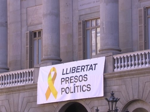 Lo Conselh Electoral espanhòl a obligat a la comuna de Barcelona que retire la bandeiròla revendica la libertat dels presonièrs politics