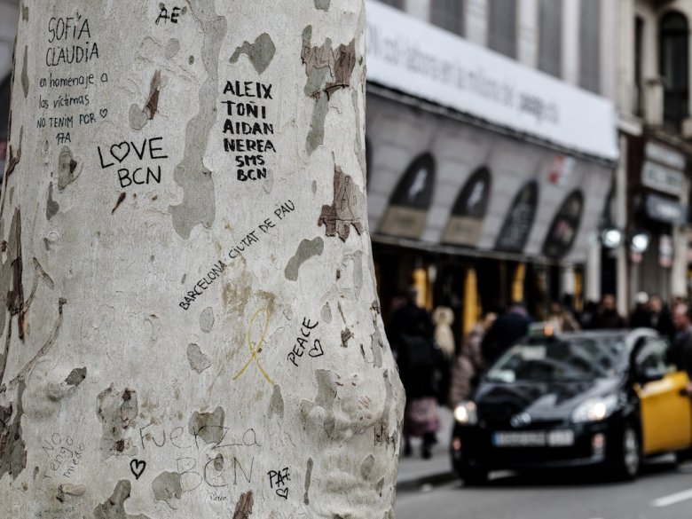 Sièis meses après l'atemptat, de messatges suls arbres de la Rambla de Barcelona remembran lo masèl
