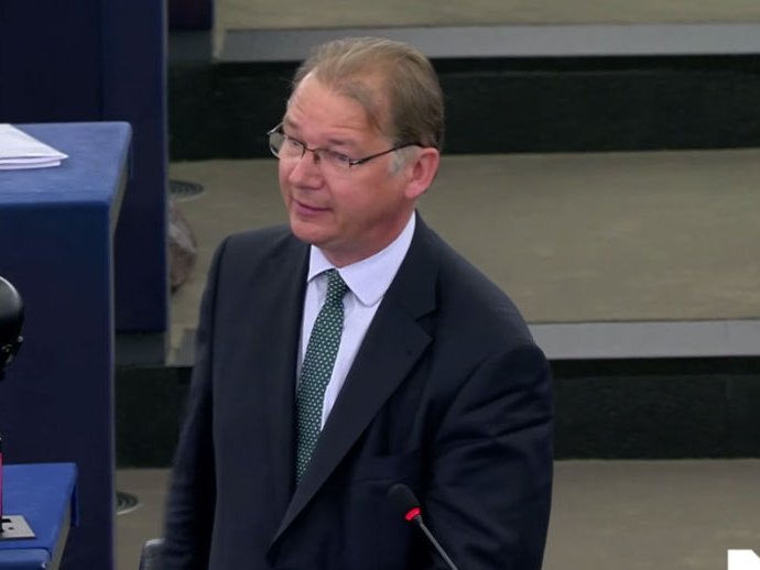 L’eurodeputat ecologista bèlga Philippe Lamberts Lamberts critiquèt “l’accion en França” de Macron 