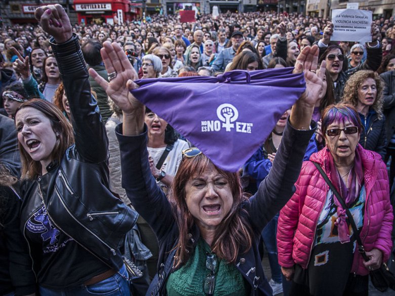 A Pampalona, ont lo govèrn regional e la comuna èran partida civila al procès, de centenats de personas cridavan “Nosautres te cresèm” e “Es pas un abús, es un viòl”