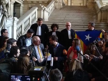 Lo jutge del tribunal de primièra instància de Belgica o a comunicat al conselhièr catalan en exili Toni Comín a l’exterior del Palais de Justícia