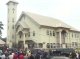 Nigèria: almens 50 mòrts dins l’ataca d’una glèisa catolica