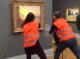 D’activistas ecologistas lançan de purèa sus un tablèu de Monet