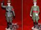Vendon de figurinas d’Hitler, Franco e Mussolini près del Musèu del Prado de Madrid