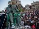 D’estudiants de Ciutat del Cap an fach tombar lo monument del colonizaire Cecil Rhodes