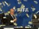 An lançat de bilhets sus la cara de Blatter lo jorn qu’anóncia que serà pas mai president de la FIFA