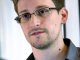 Edward Snowden comença d’utilizar Twitter amb umor