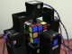 An fach un robòt que resòlv lo cube de Rubik en una segonda