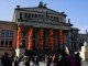 Ai Weiwei cobrís las colomnas del Konzerthaus de Berlin amb 14 000 corsets salvavidas dels refugiats