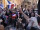 Limós: manifestacion e contramanifestacion per l’arribada de 90 refugiats